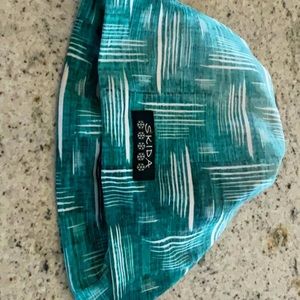 NWOT Skida alpine hat, never worn. Green and white.